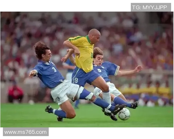 《回顾足球历史巨星老牌球员名单 他们是绿茵场上的传奇人物》