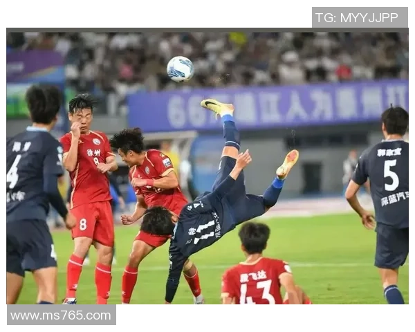 足球巨星风采尽显高清正面图展示经典瞬间与球场魅力